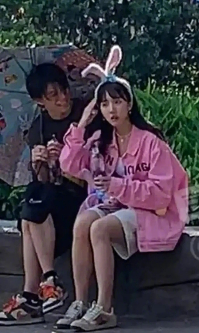 苏晓彤被偶遇 旁边的男生疑似是怦然心动20岁的恐龙?