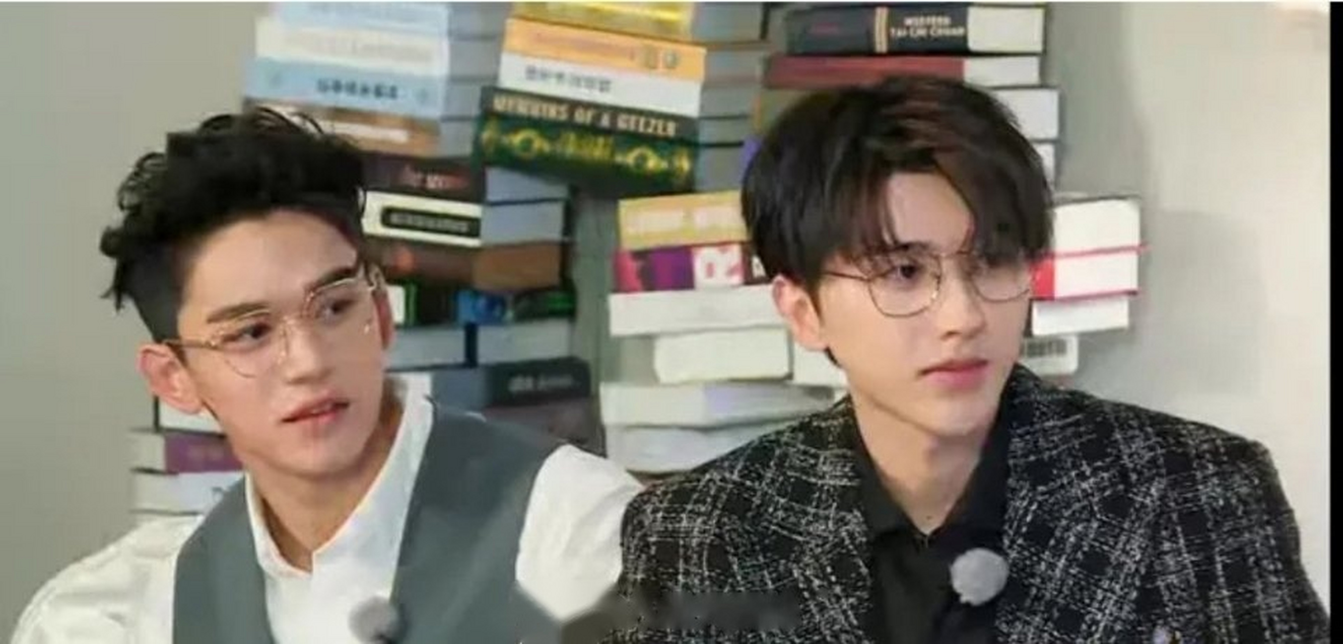 蔡徐坤,黄旭熙同框,两位帅哥都带了金丝眼镜,你觉得谁驾驭的更好