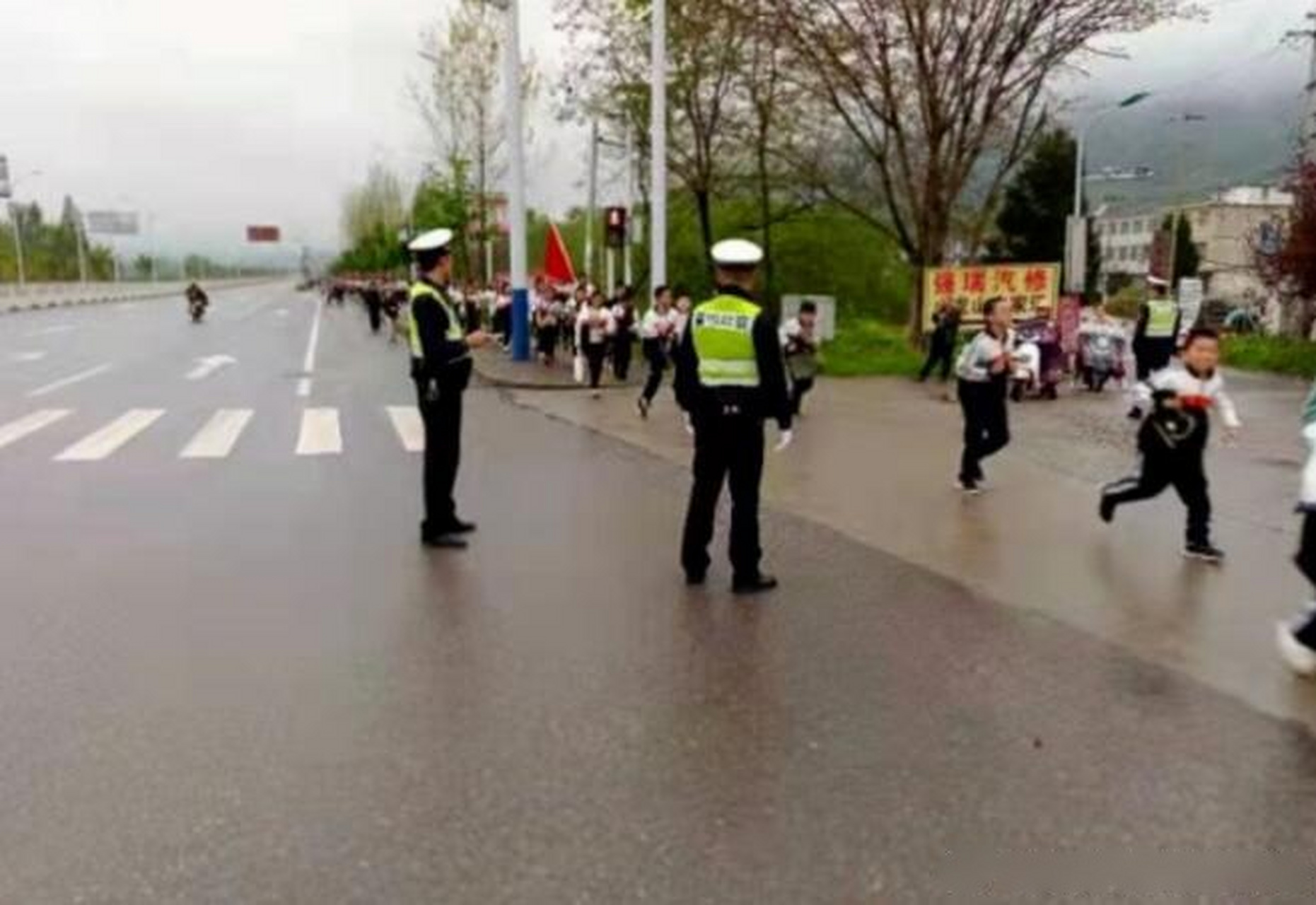 【太湖:学生清明扫墓 交警保驾护航】4月1日,太湖县实验中学组织七