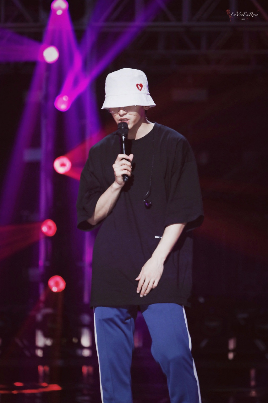 张哲瀚张哲瀚真心夜彩排饭拍 张哲瀚白色渔夫帽造型彩排现场,明袒会