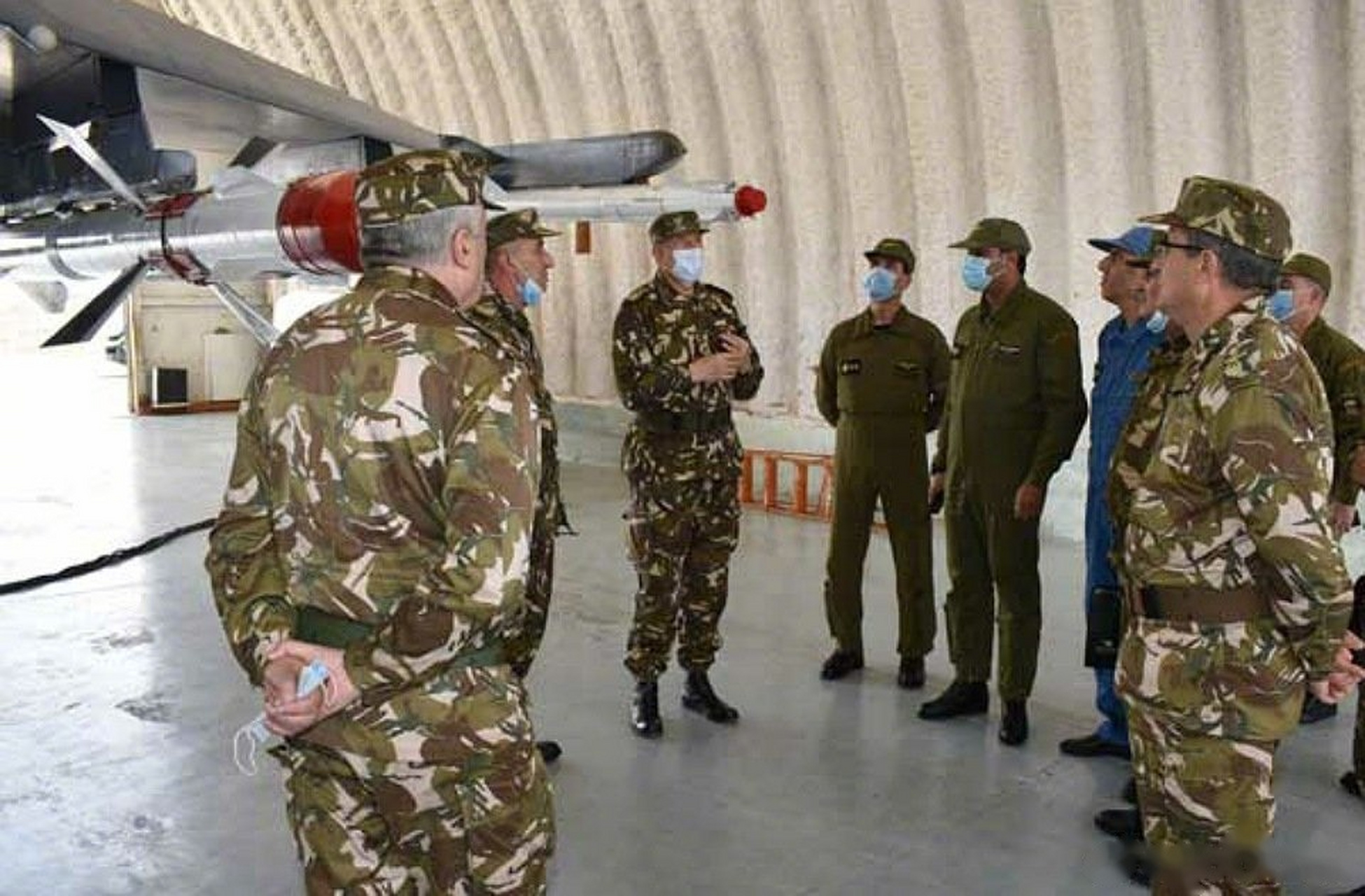 30mka多用途战斗机配备了r-73与r-27空空导弹