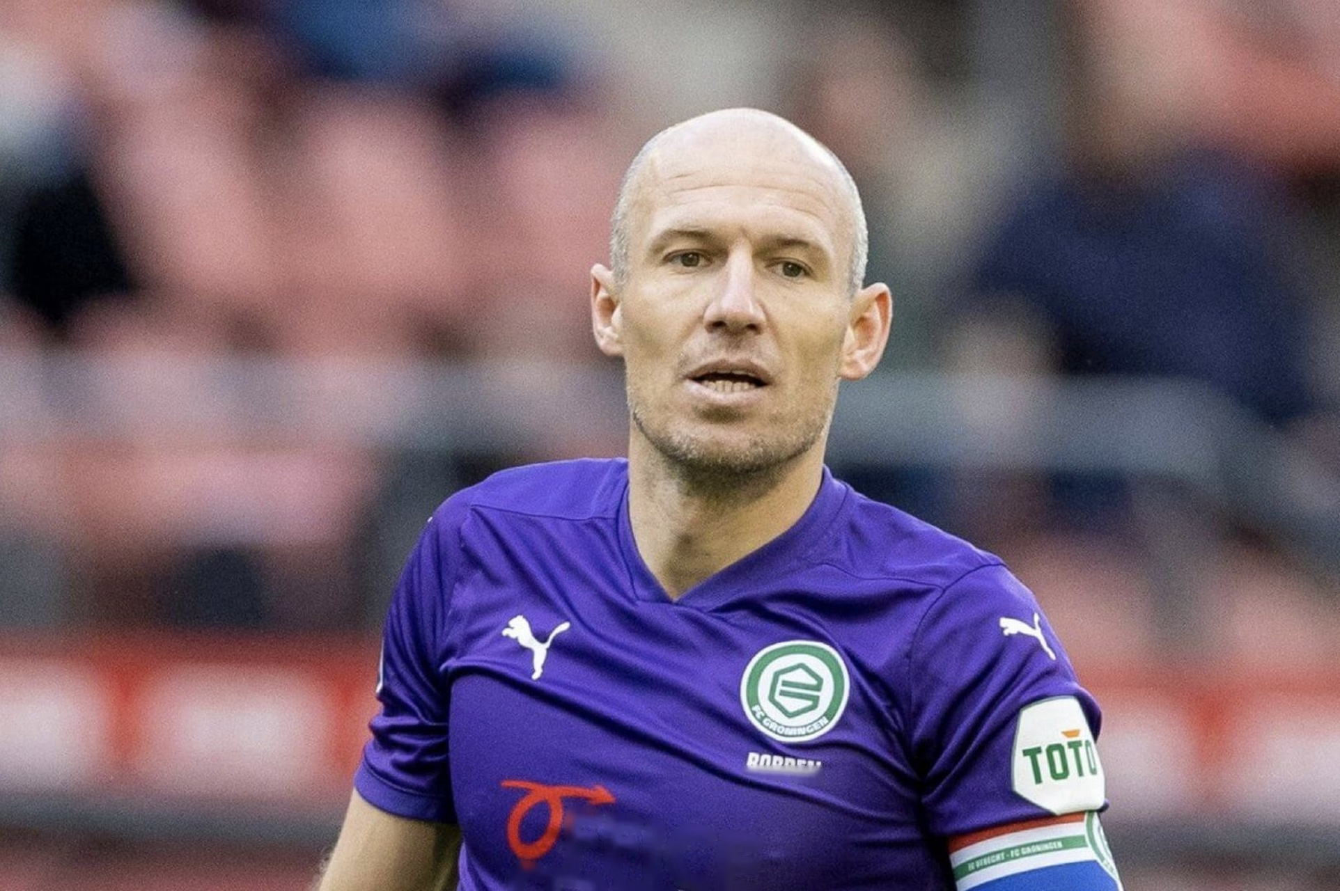 【罗本再次宣布退役】北京时间7月15日,37岁的荷兰球员罗本在社交媒体