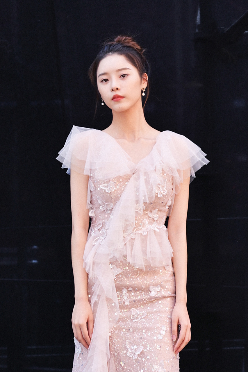 姜一朵 应邀出席#中国国际时装周# 品牌大秀,一席轻纱长裙尽显曼妙