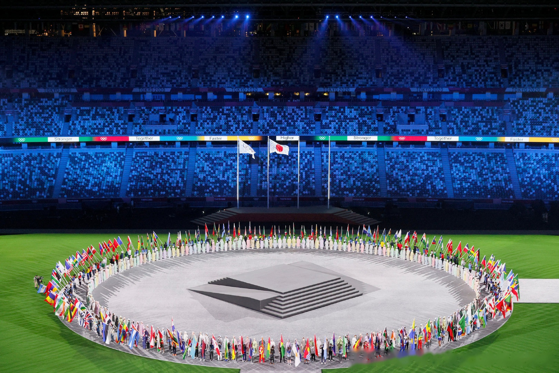 东京奥运会闭幕式#苏炳添举五星红旗入场,苏神另一种意义上的荣耀