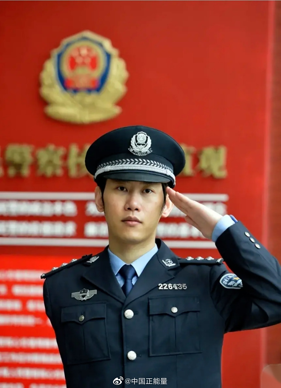 一位用左手敬礼的独臂刑警,这就是中国警察!