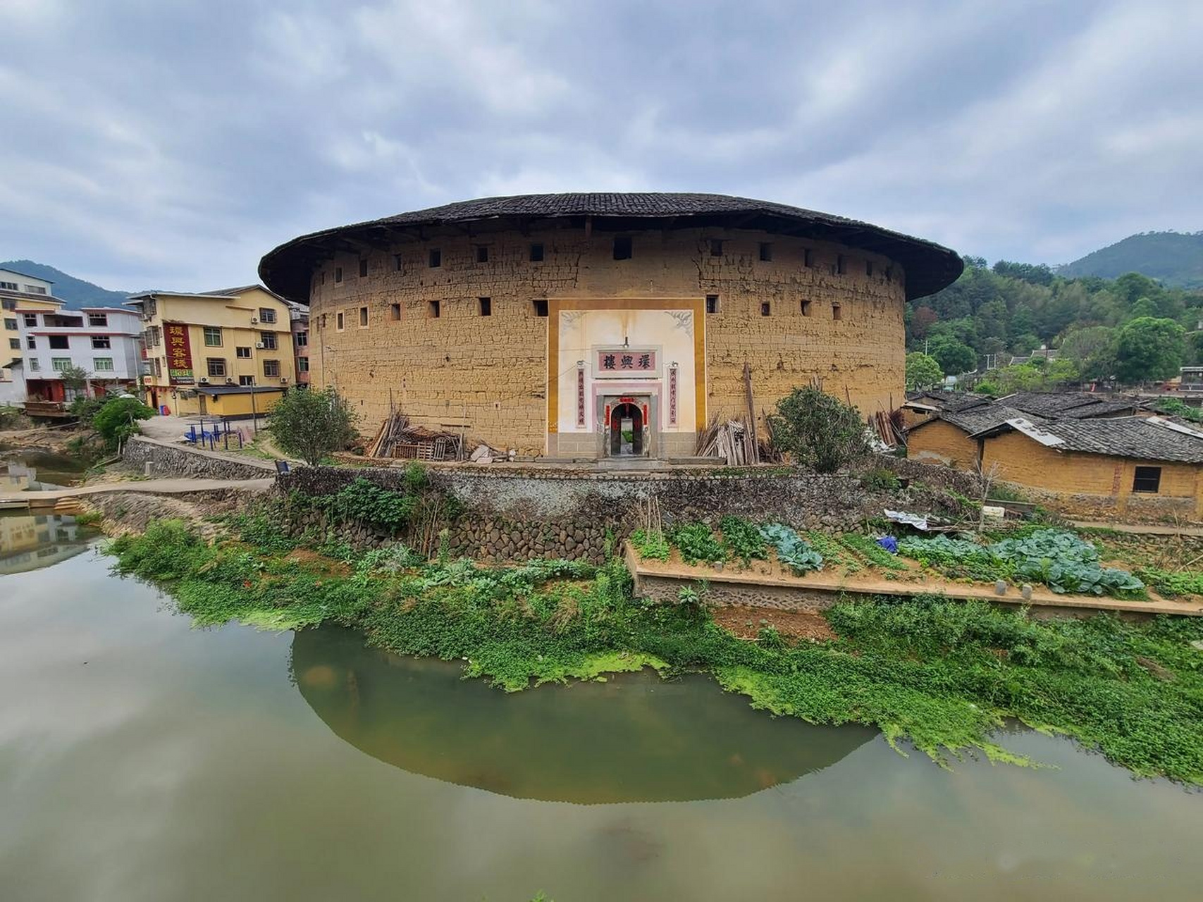 土楼是世界建筑史上的奇迹,中华文化瑰宝,所以自驾游途经永定县,下