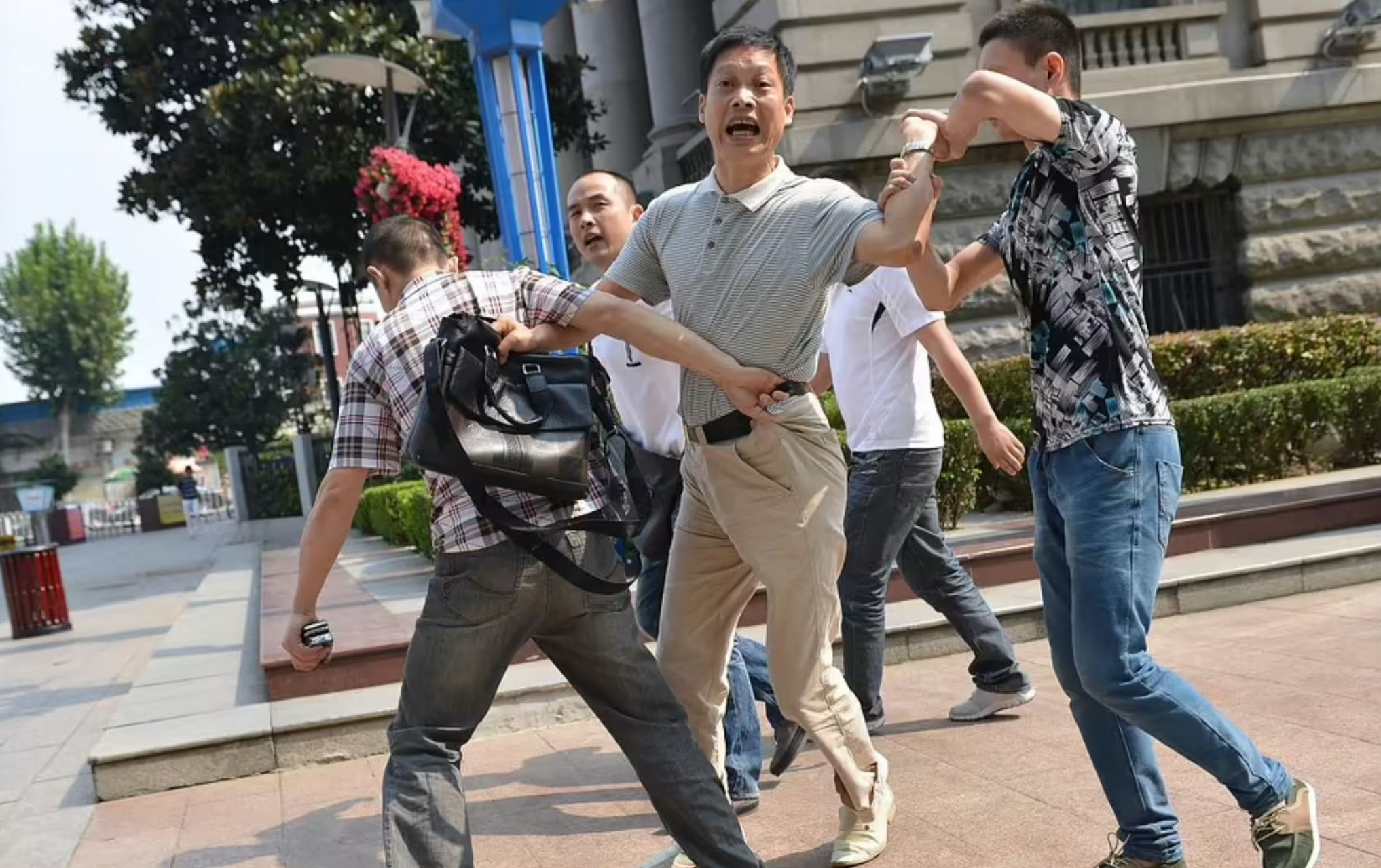 多名游客在兵马俑大厅群殴