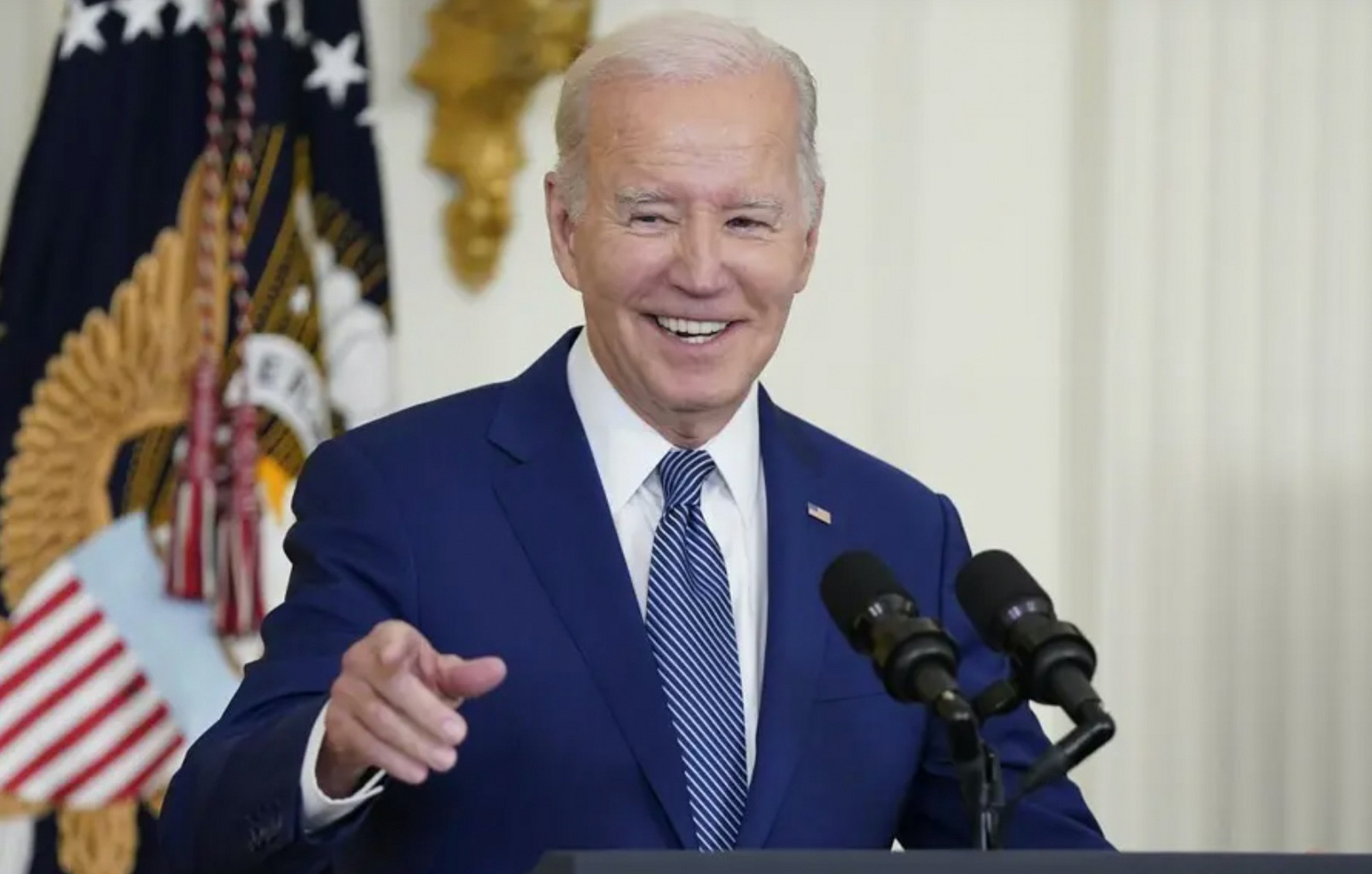 拜登下飞机迷惑行为张开手半蹲