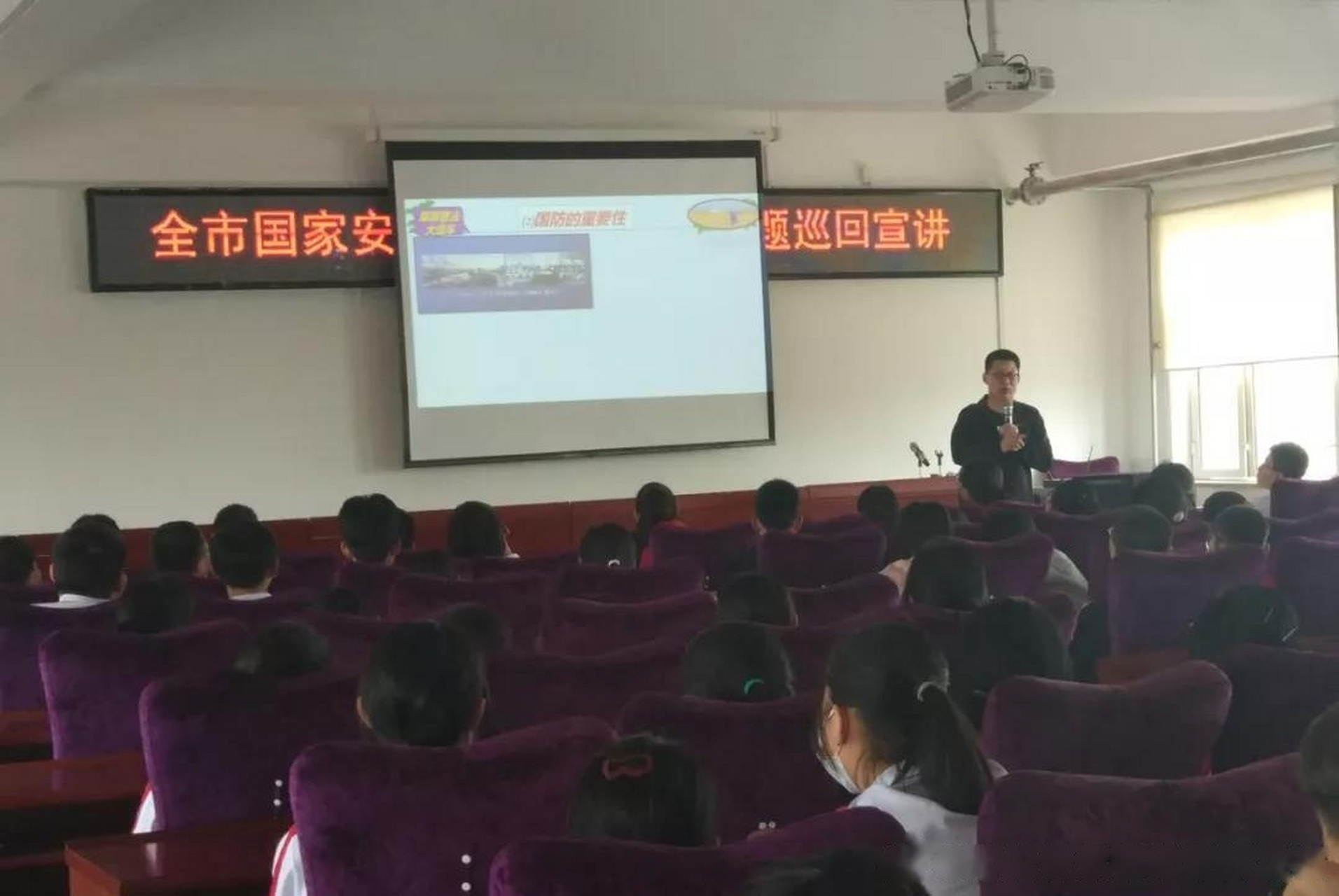 全市安全禁毒预防教育主题巡回宣讲走进阿里河中学    近日,呼伦贝尔