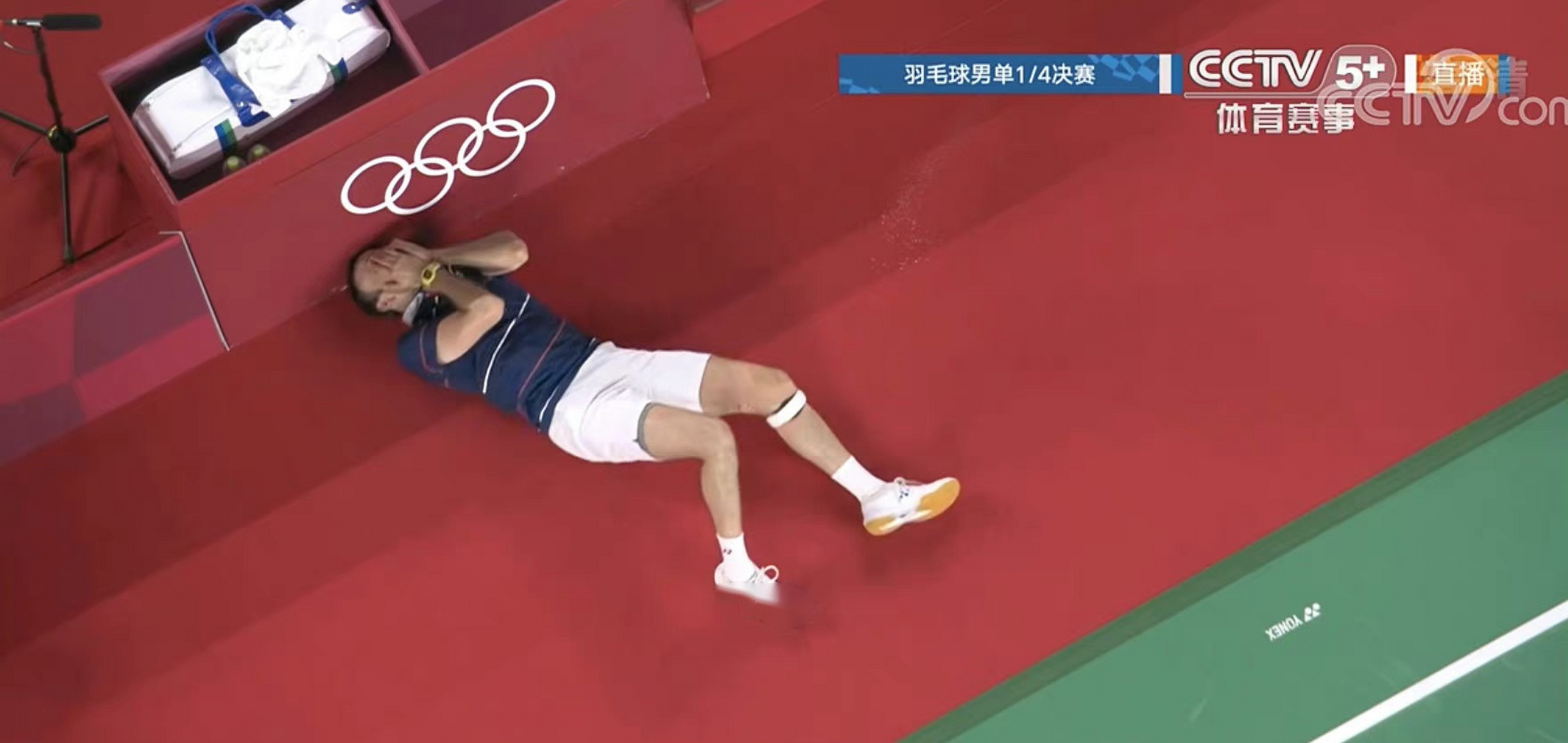 选手赢球后的感人场面危地马拉选手柯登奇迹般的闯进羽毛球男单四强