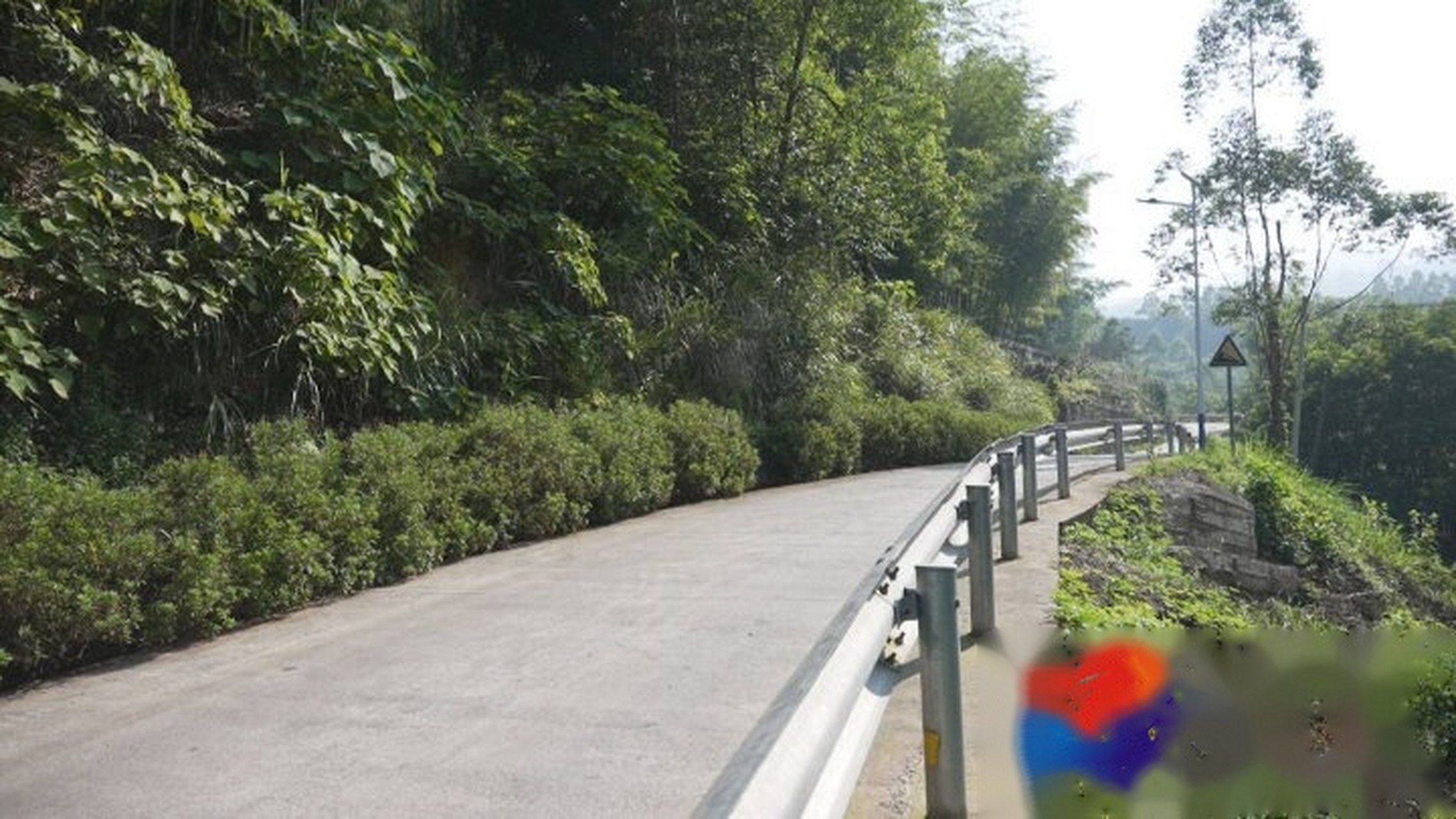 【铜梁虎峰镇:消除交通安全隐患 为群众出行系上"安全带"现在护栏