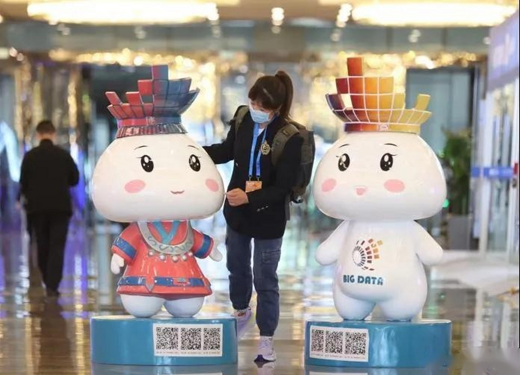 聚焦2021数博会# 【吉祥物"数小博"受青睐】5月28日,2021数博会展馆