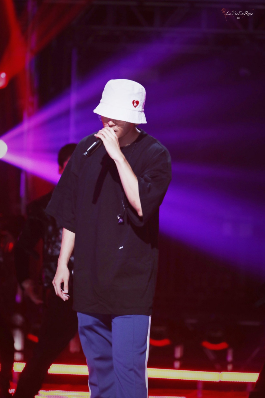 张哲瀚张哲瀚真心夜彩排饭拍 张哲瀚白色渔夫帽造型彩排现场,明袒会