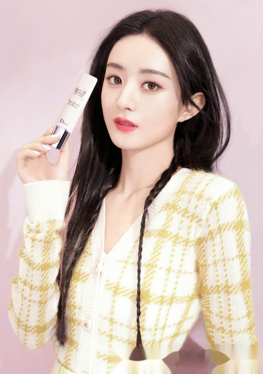 赵丽颖时尚cosmo6月刊封面内页,粉色挑染直发 渔网,未来感十足的look