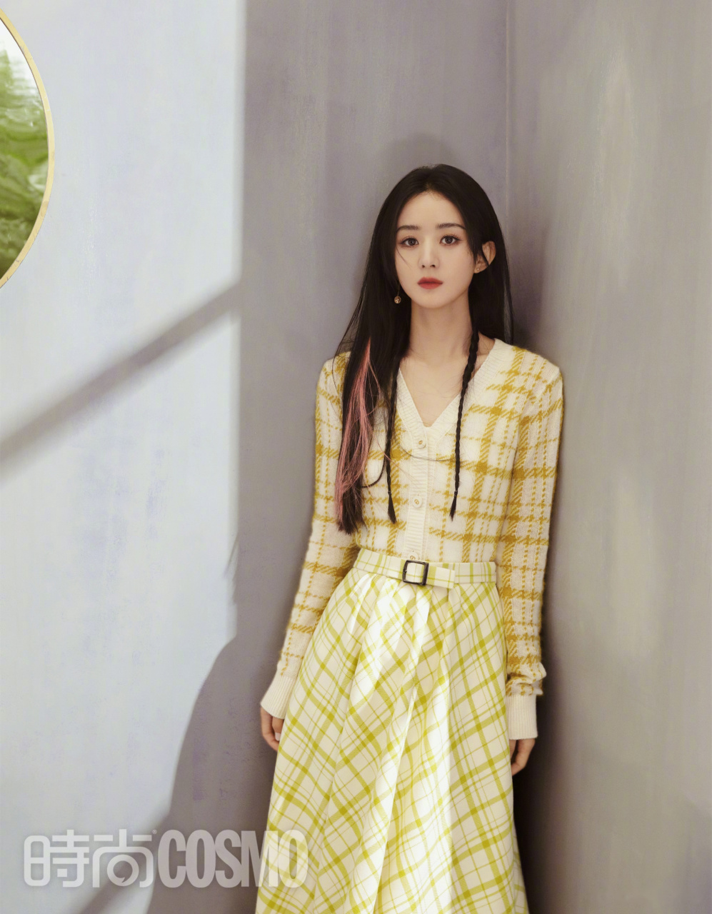 赵丽颖时尚cosmo6月刊封面内页,粉色挑染直发 渔网,未来感十足的look