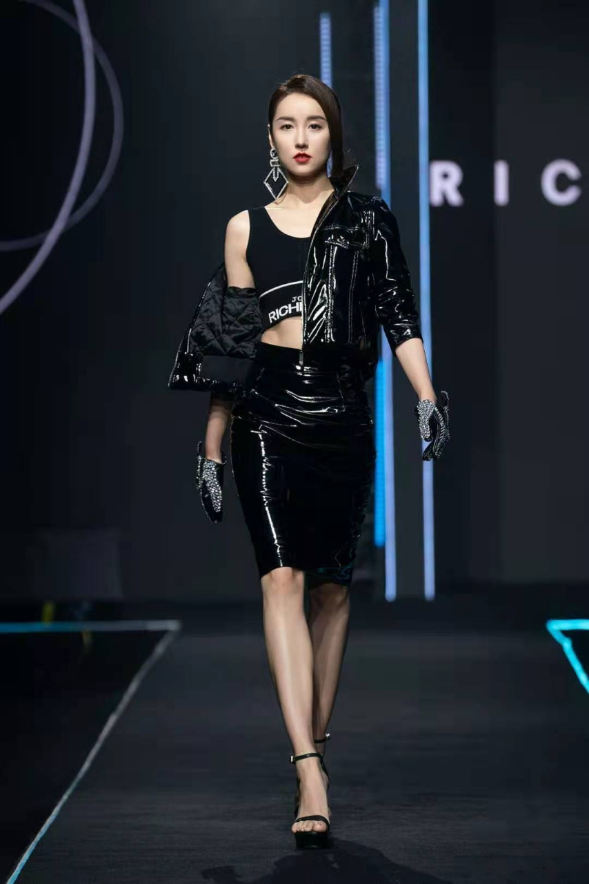 吕一 johnrichmond亚洲首秀 跨越界限,特邀压轴登场 突破时尚与摇滚的