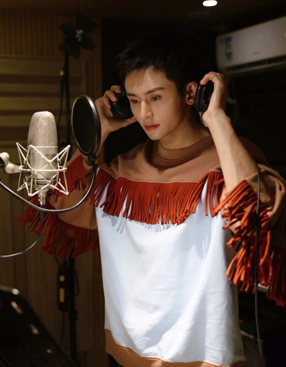 【#张哲瀚录新歌照# 】 #张哲瀚# 身着流苏拼色卫衣搭配寸发造型现身