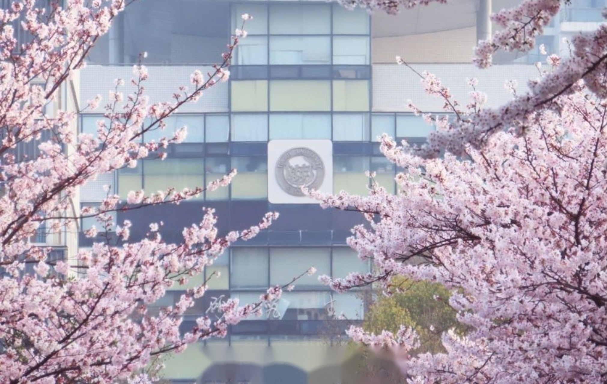 同心同德同舟楫,济人济事济天下.  大展鸿图知行一,学贯古今成大厦.