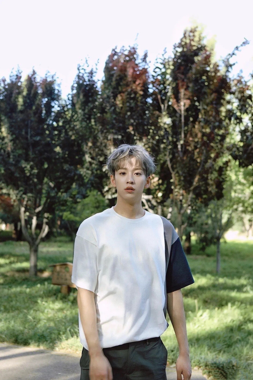 别看余景天的腿长得细,可是腹肌的哟,这样阳光健康的蓝孩子你不喜欢是