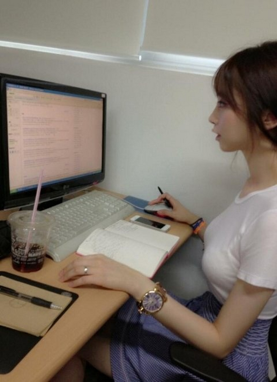 同事认真工作的样子超甜!