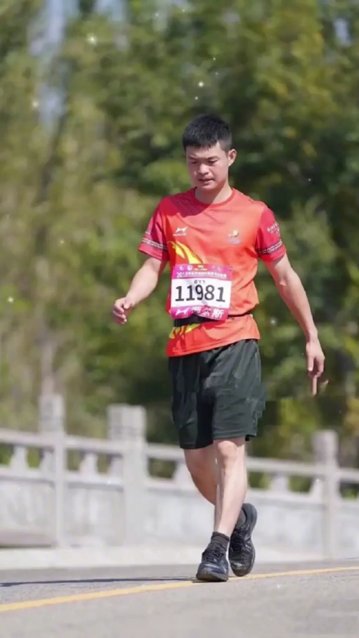 凉山救火烈士蒋飞飞,他是2011年毕业的国防生,上学期间拿过多次奖学金