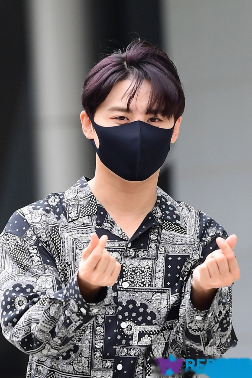 歌手金俊秀25日早上到sbs电台直播节目《许志雄秀》的上班路~!