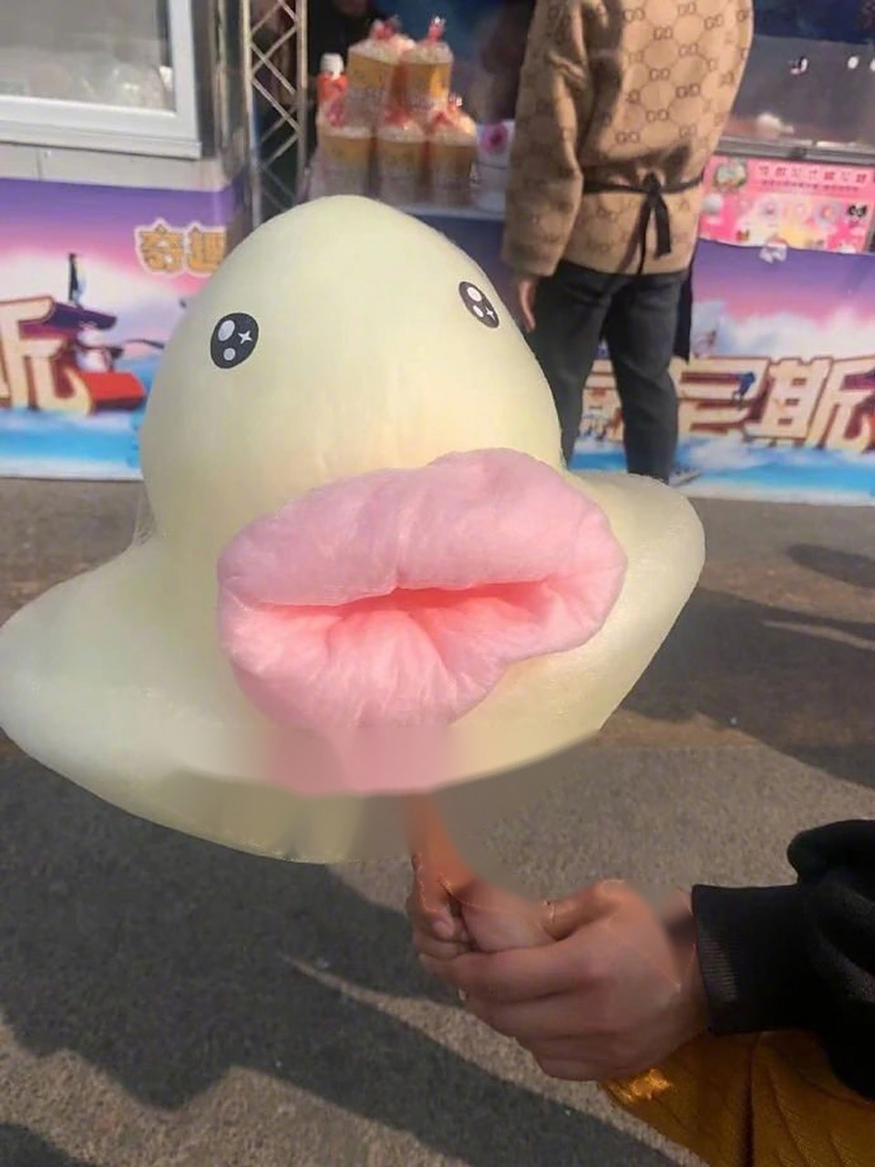 这个小黄鸭的嘴唇有点干呀