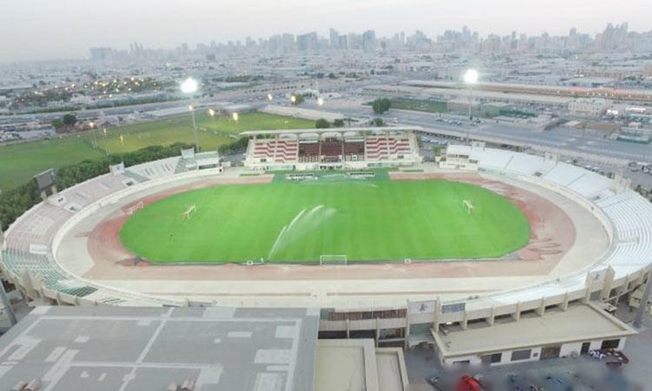 这是国足新比赛场地—阿联酋沙迦体育场真容!