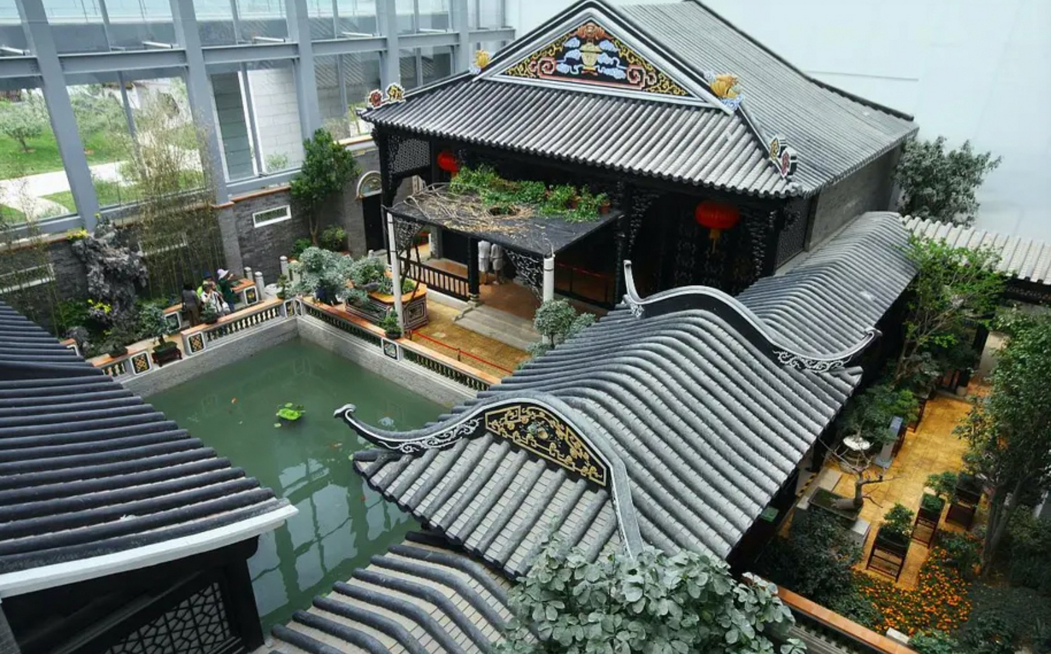 民企董事长顶楼违建数千平四合院