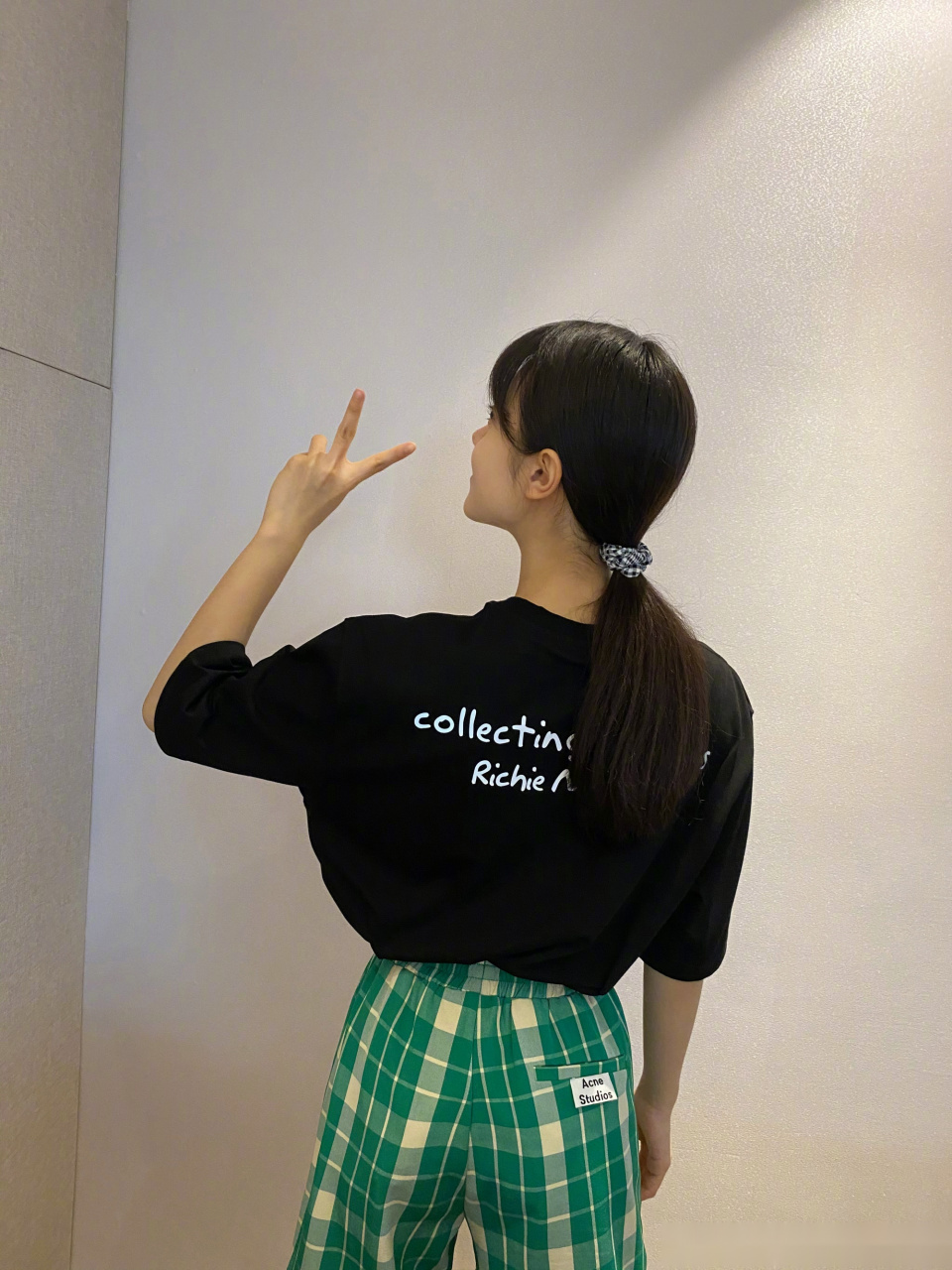 【赵今麦为高考加油】 #赵今麦# 更新一张背影照身穿黑色印花t恤,搭配