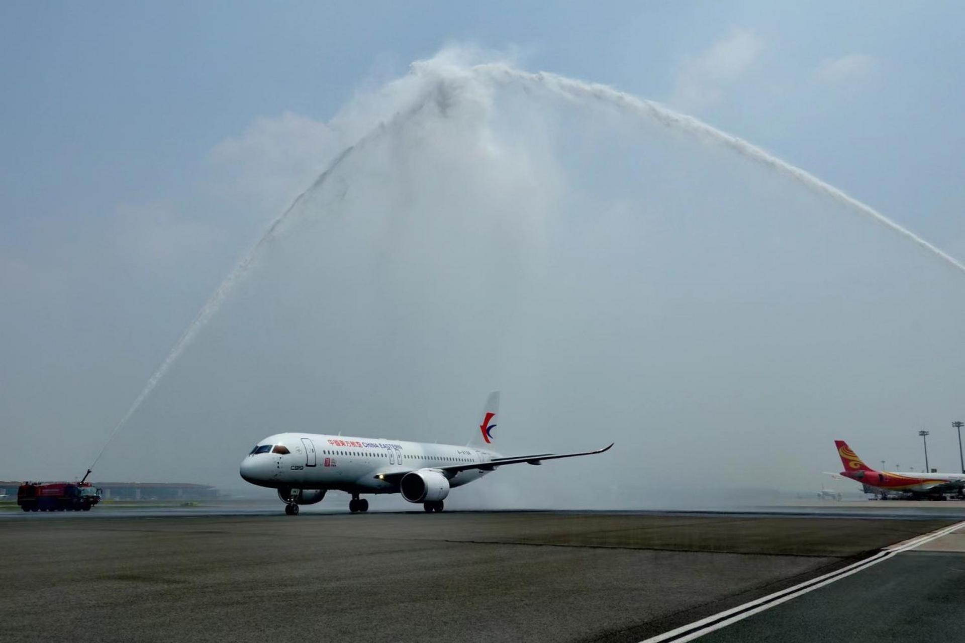 c919获机场最高礼仪过水门礼