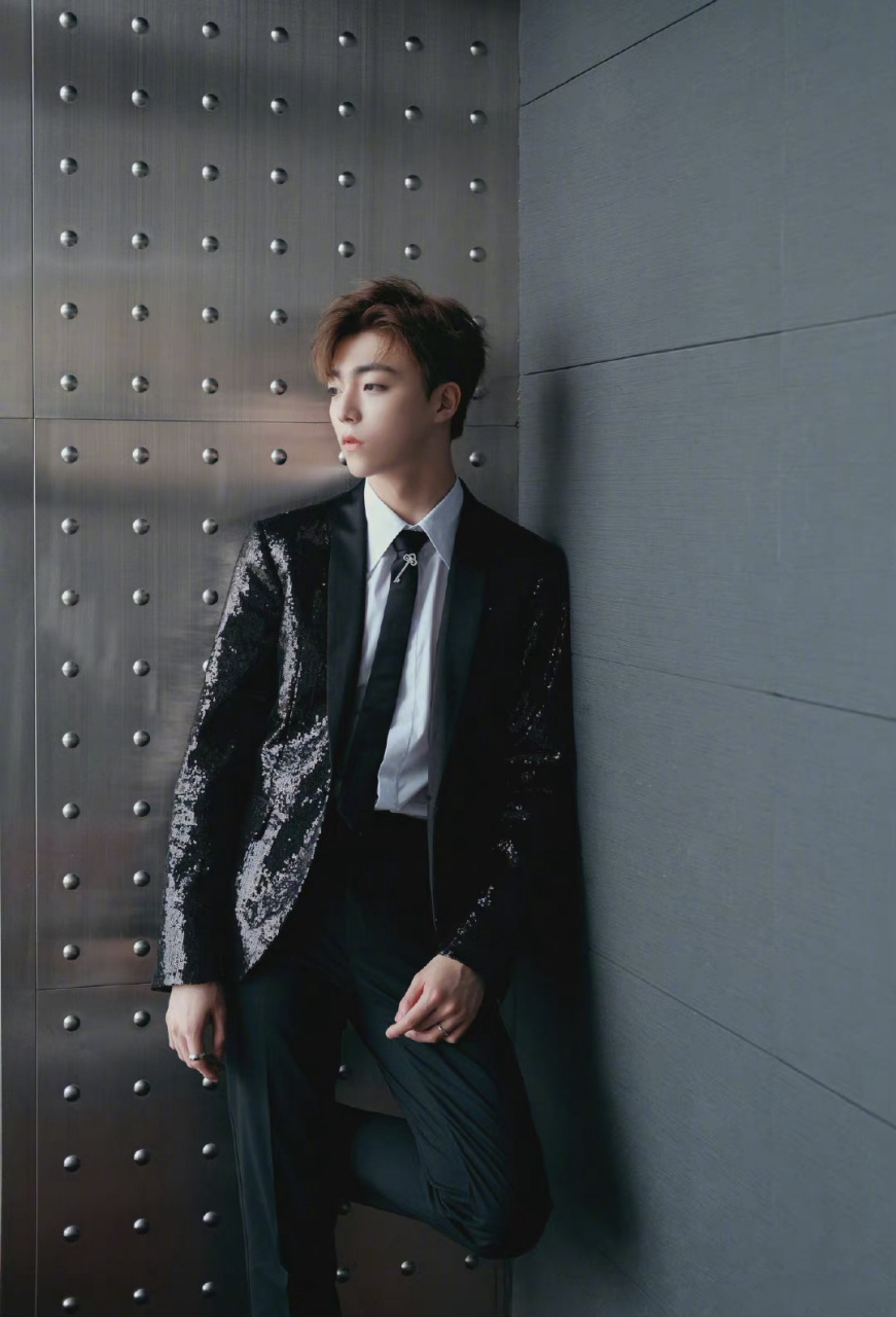 【陈立农亮片西装】 #陈立农# 身穿黑色亮片西装,佩戴tiffany keys