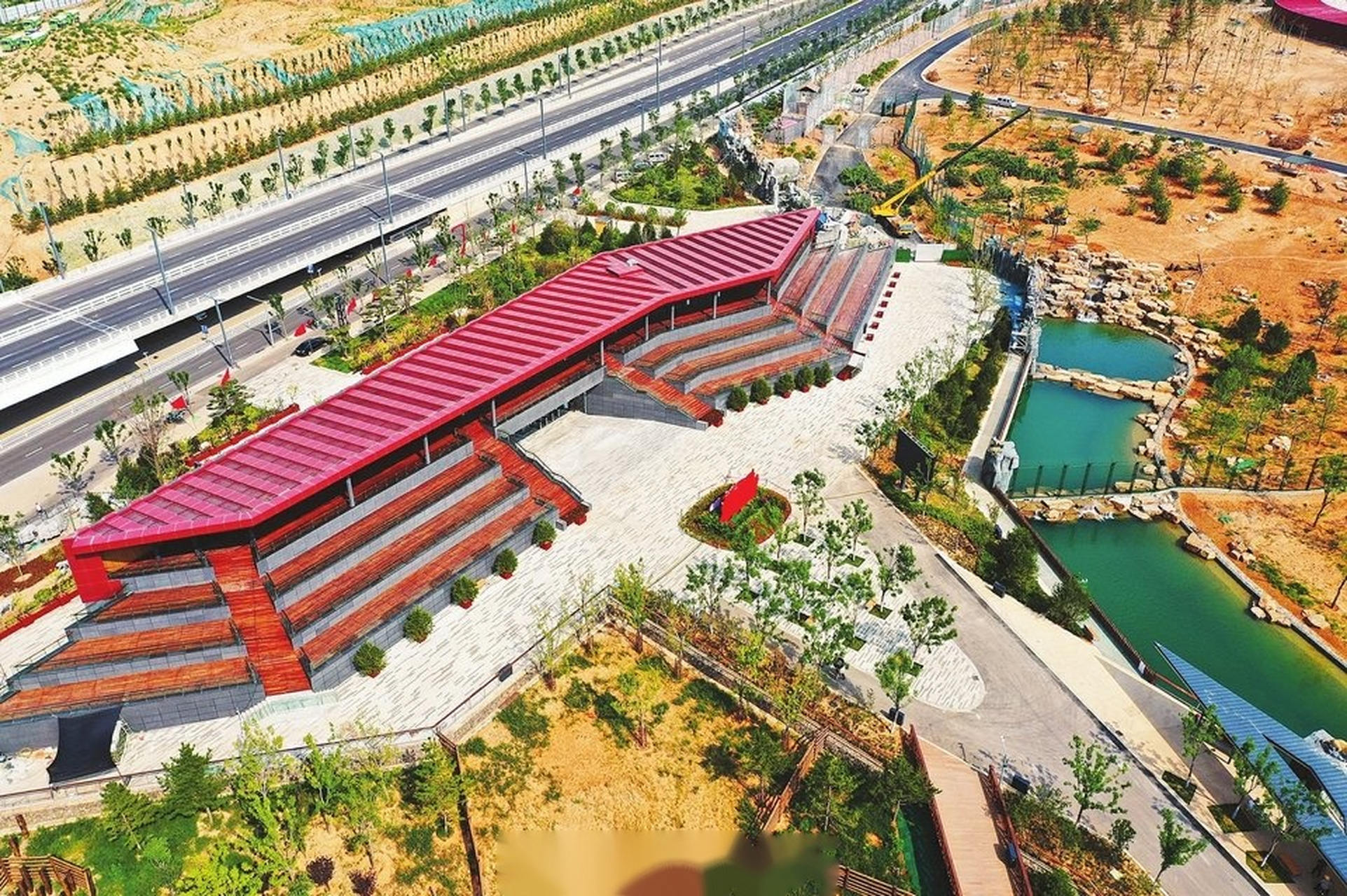 太原动物园东门位于北涧河快速路和东中环北延交汇处,总建筑面积2731