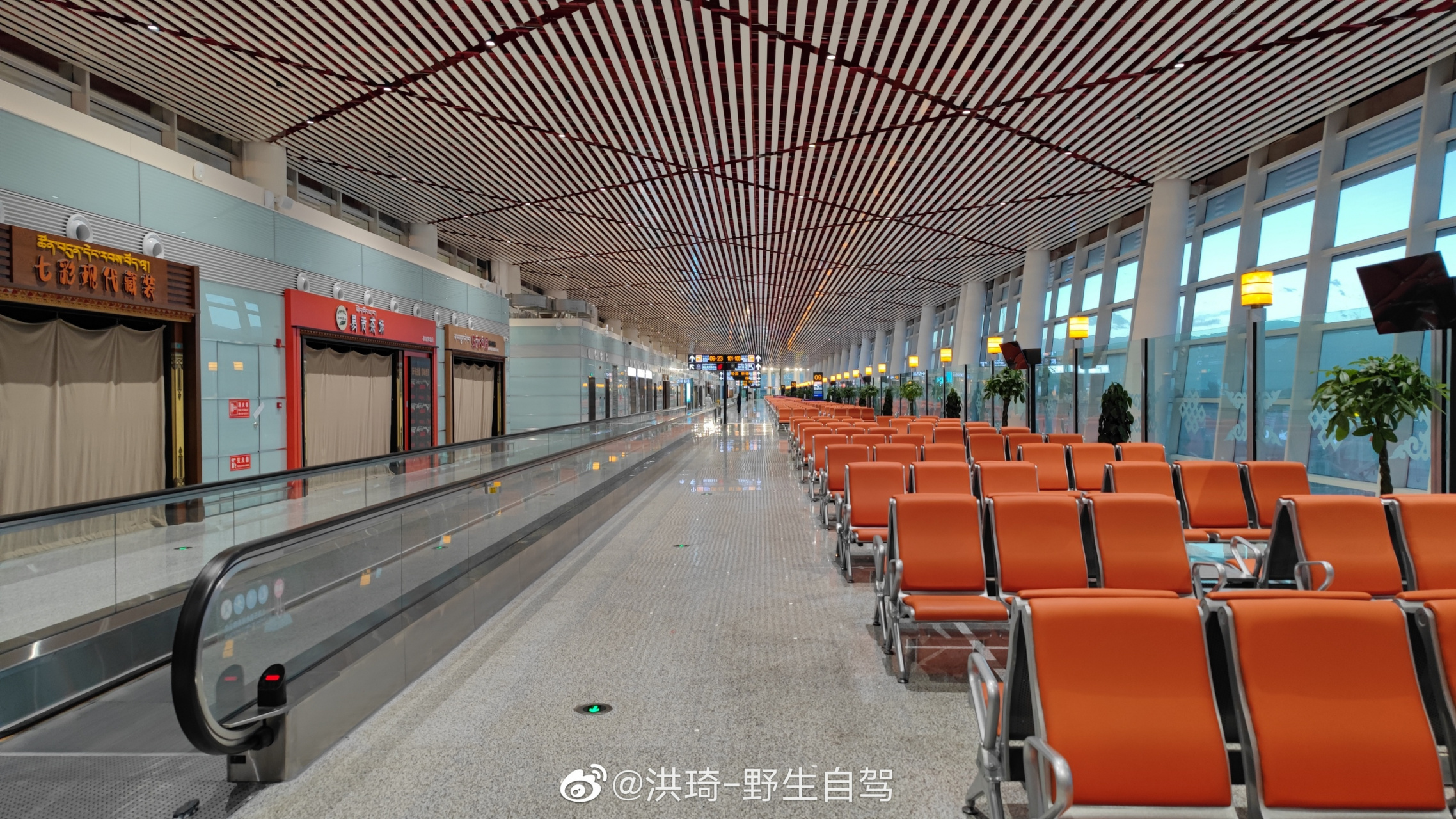 晚上七点多,照理应该是机场繁忙时刻,拉萨机场冷清得有些意外啊…疫情
