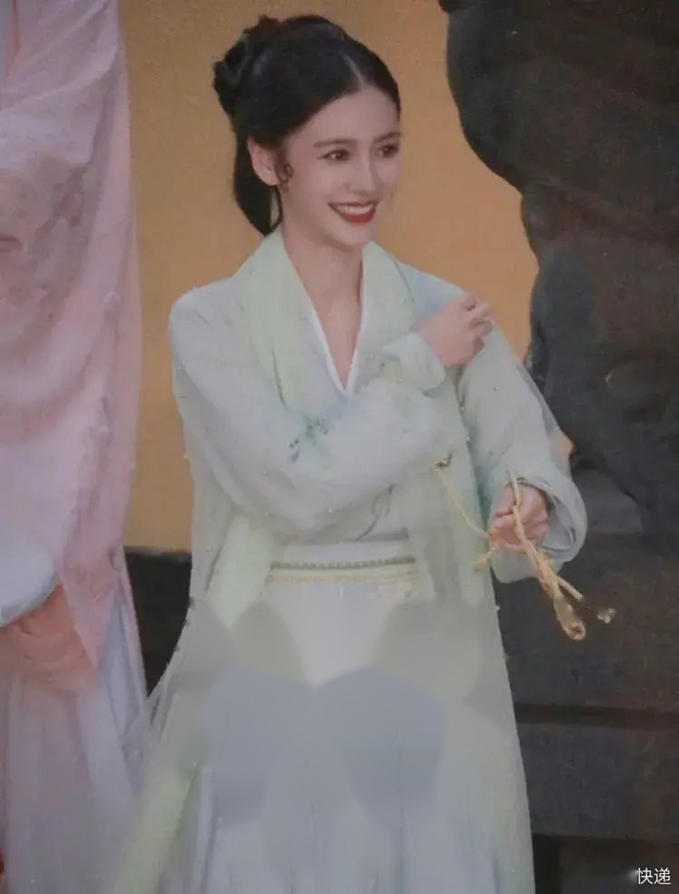杨颖也去和孙红雷他们一起录《萌探探探案》了,从路透照来看,是青蛇的