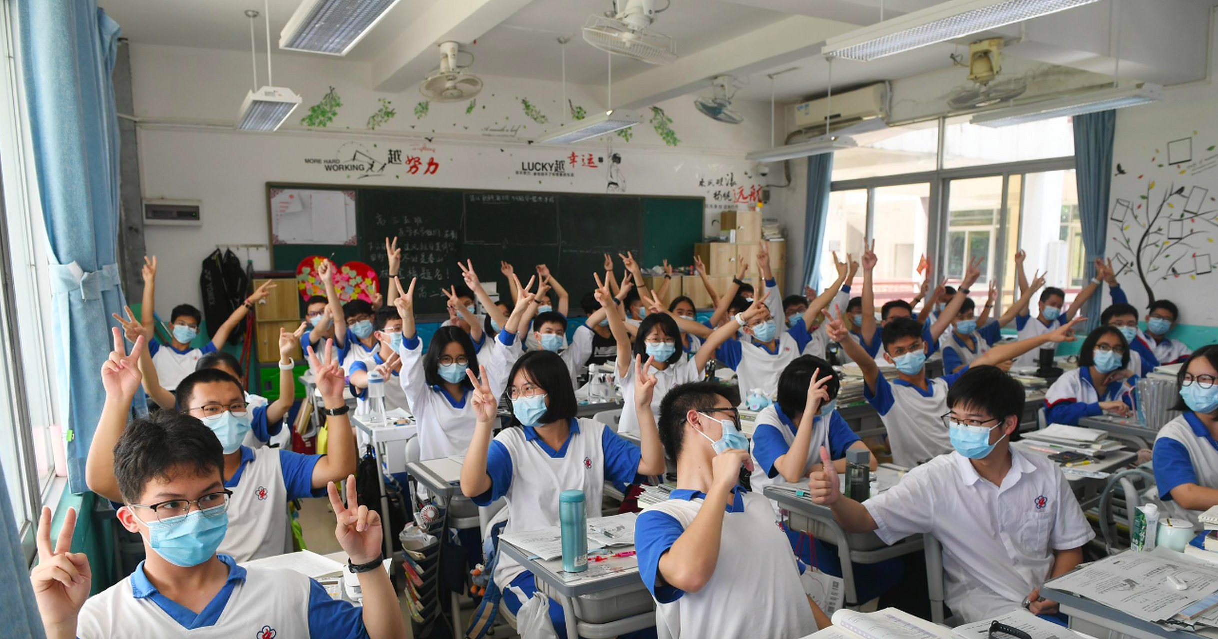 高考在即,各地高中最后一节课上那些难忘的瞬间,让人泪目