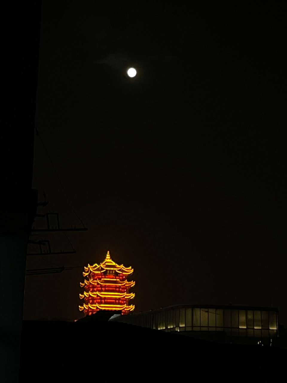 黄鹤楼和超级月亮同框】4月27日19时30分左右,今年首次"超级月亮"如约