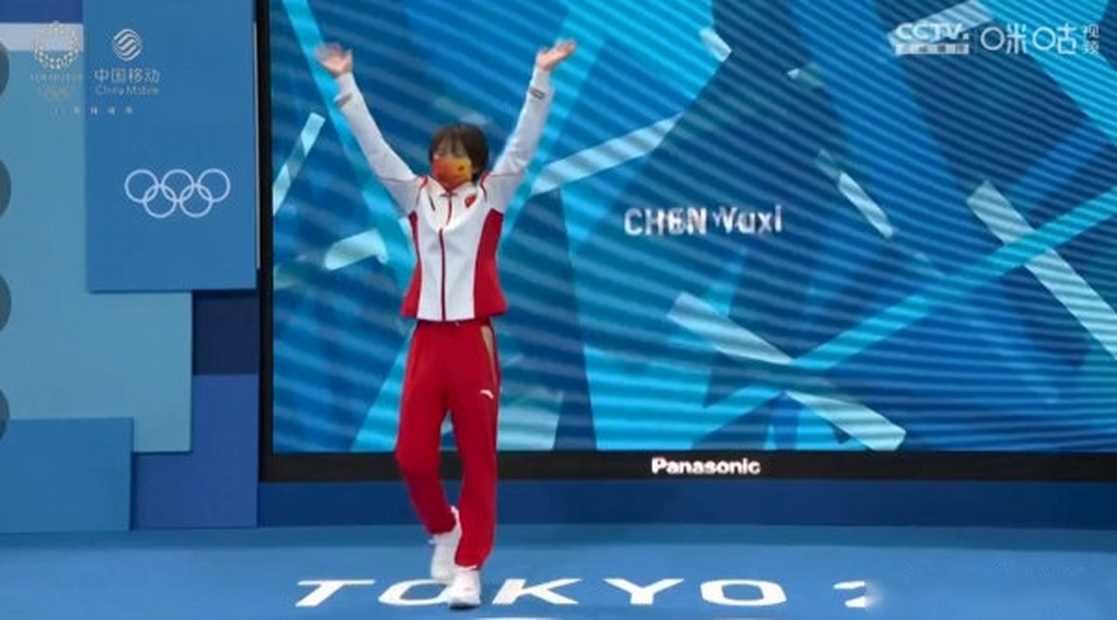 东京奥运会女子单人十米跳台决赛第一轮,中国选手陈乐乐和全红婵第一