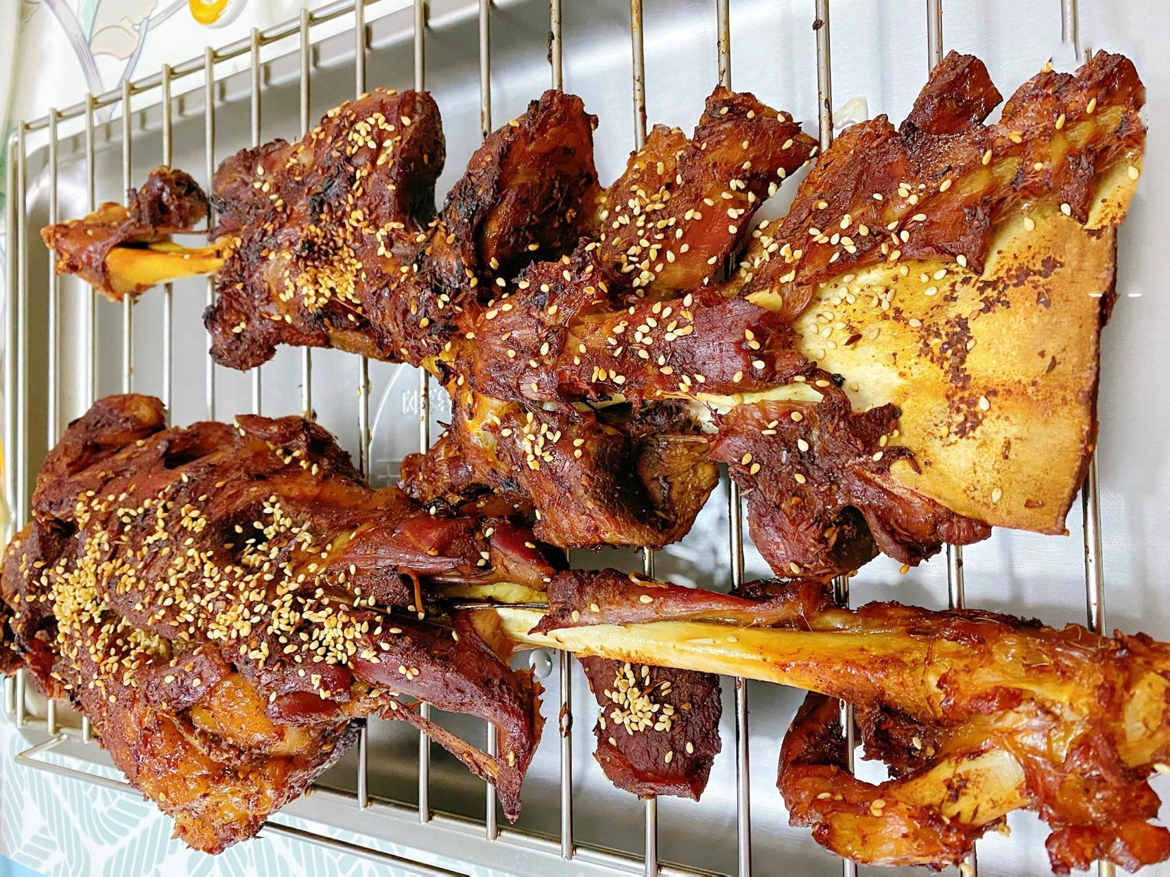 家用烤箱版 锡纸烤羊腿 来点冰镇啤酒, 大口吃肉,大口喝酒 入秋的第一