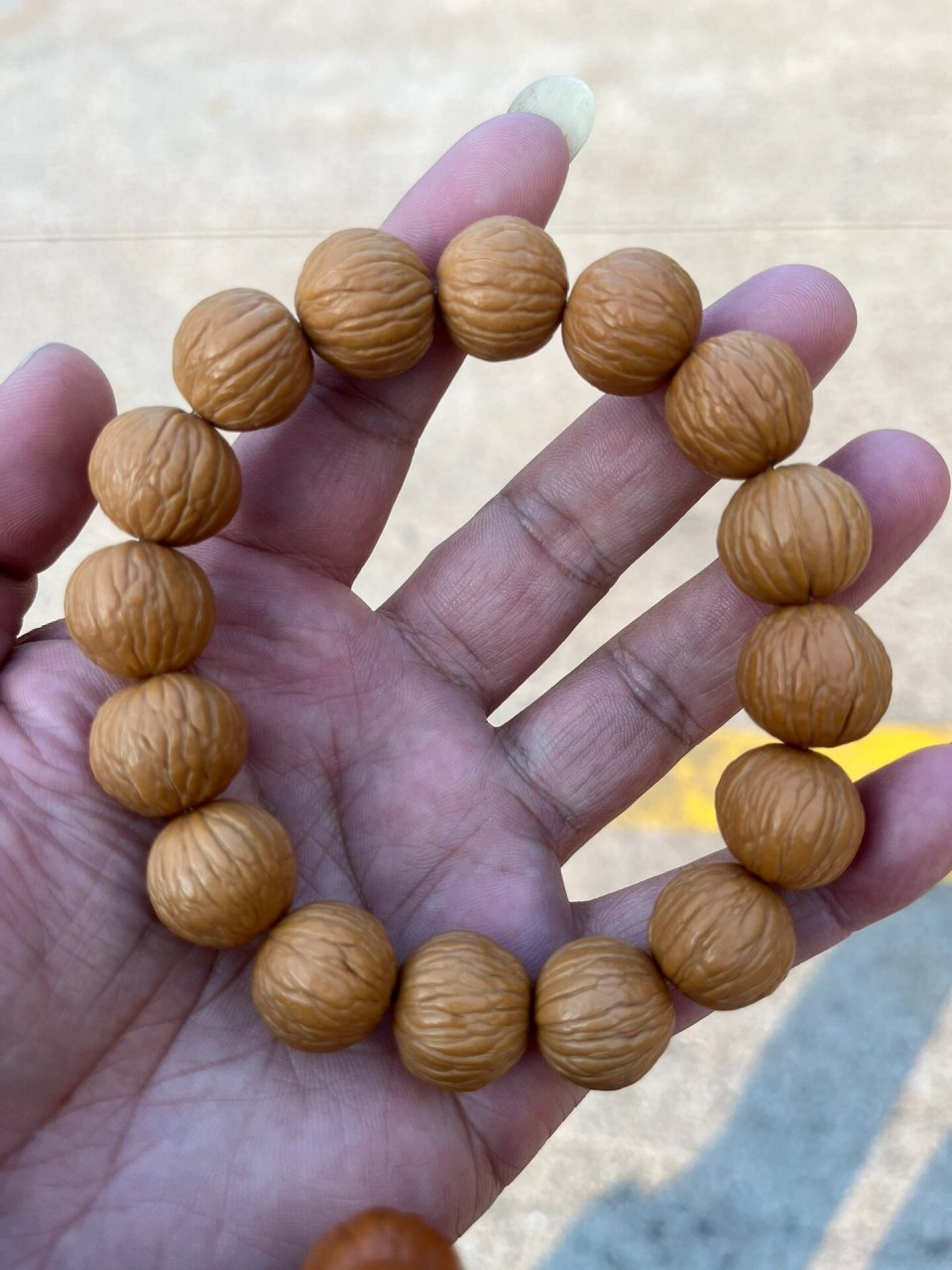 凤羽猴头  凤羽的密度大,油性好,皮质好,但纹路浅,桩型嘛那是弱点j精