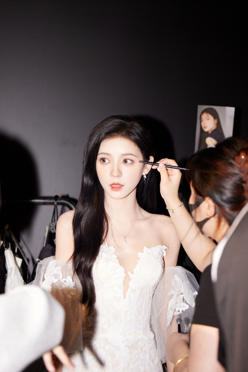 张予曦白裙写真大片