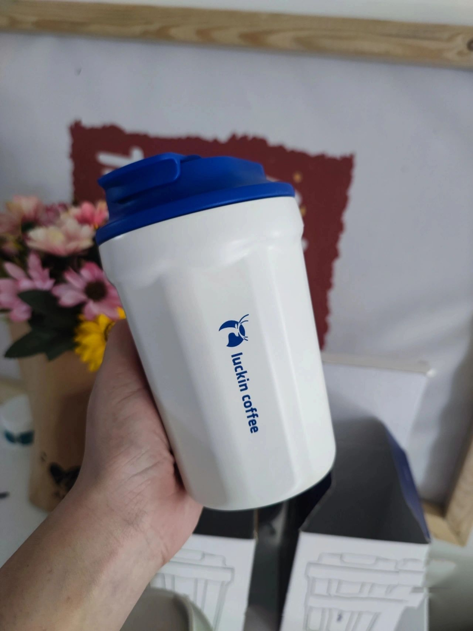 瑞幸双层不锈钢保温随行咖啡杯 杯子的颜值没得说,正好在我的审美上.