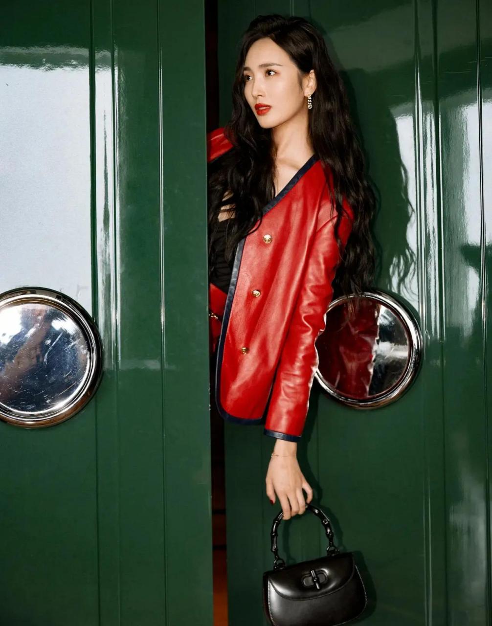 王紫璇火辣风格写真,火红色夹克搭配包臀裙加上花色黑丝的加持,你还能