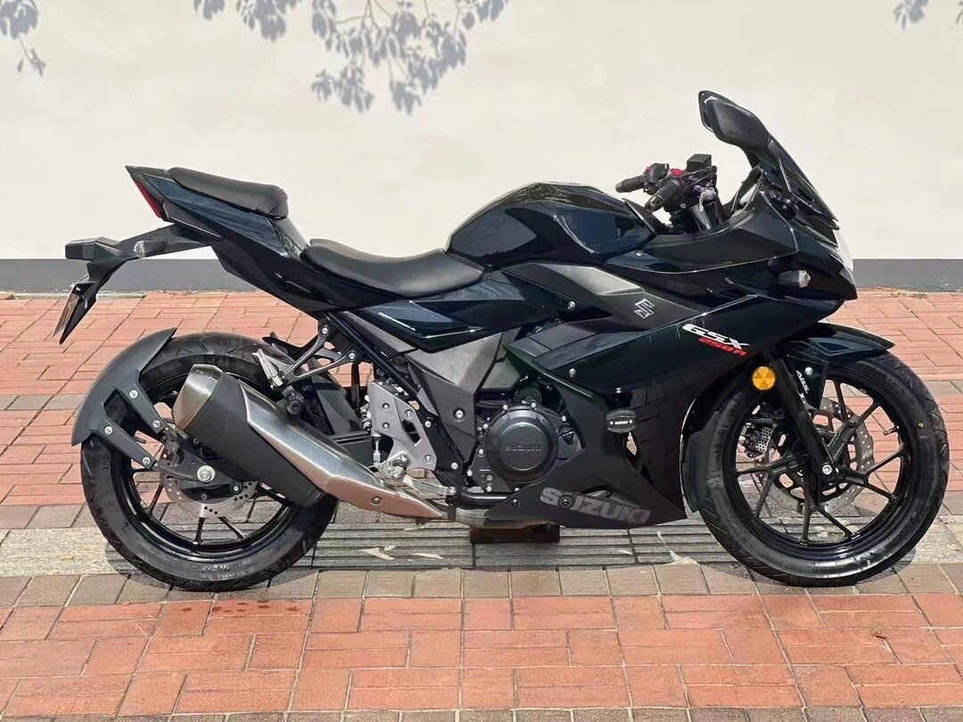 21年铃木gsx250 (今日特价) 售价:18800 里程:7000 过户次数:2 保证无