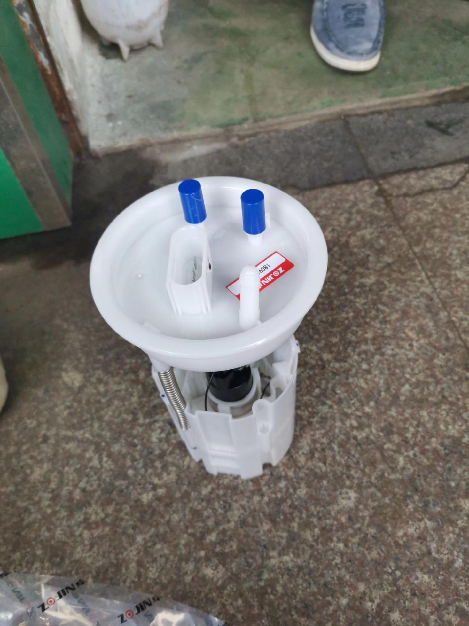 大众朗逸启动不着车,检查是燃油泵损坏导致更换燃油泵总成故障排除