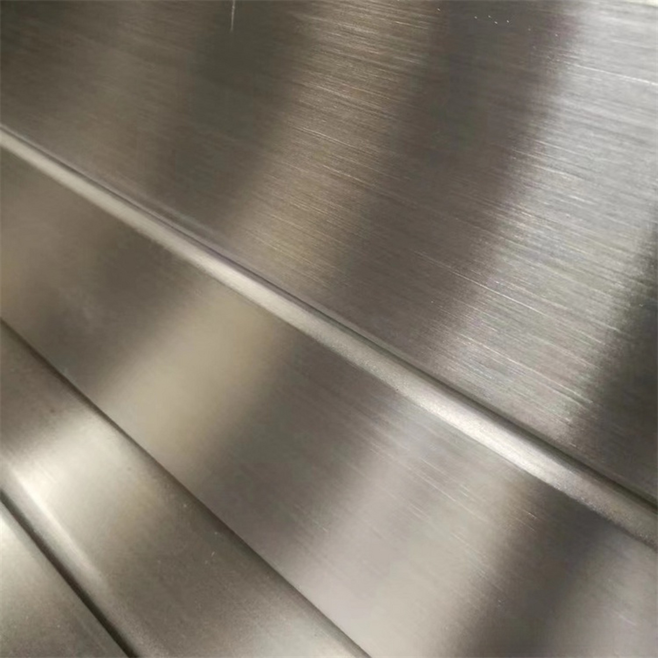 304拉丝不锈钢管会生锈吗?     拉丝是当今有色金属行业流行的表面处