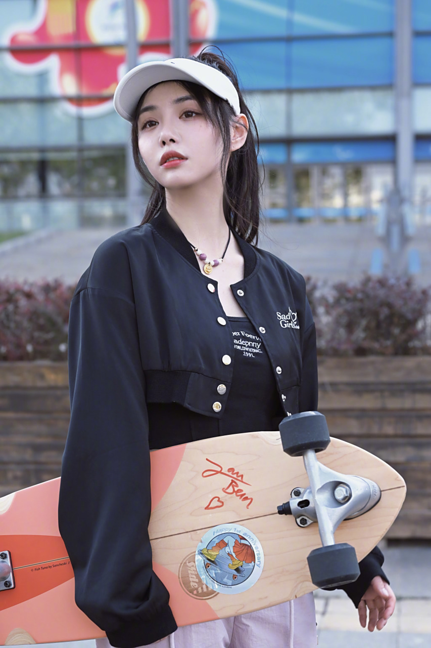 梁壁荧 初夏寫真圖發布,玩轉滑板,活力滿滿,詮釋青春模樣!#梁壁荧