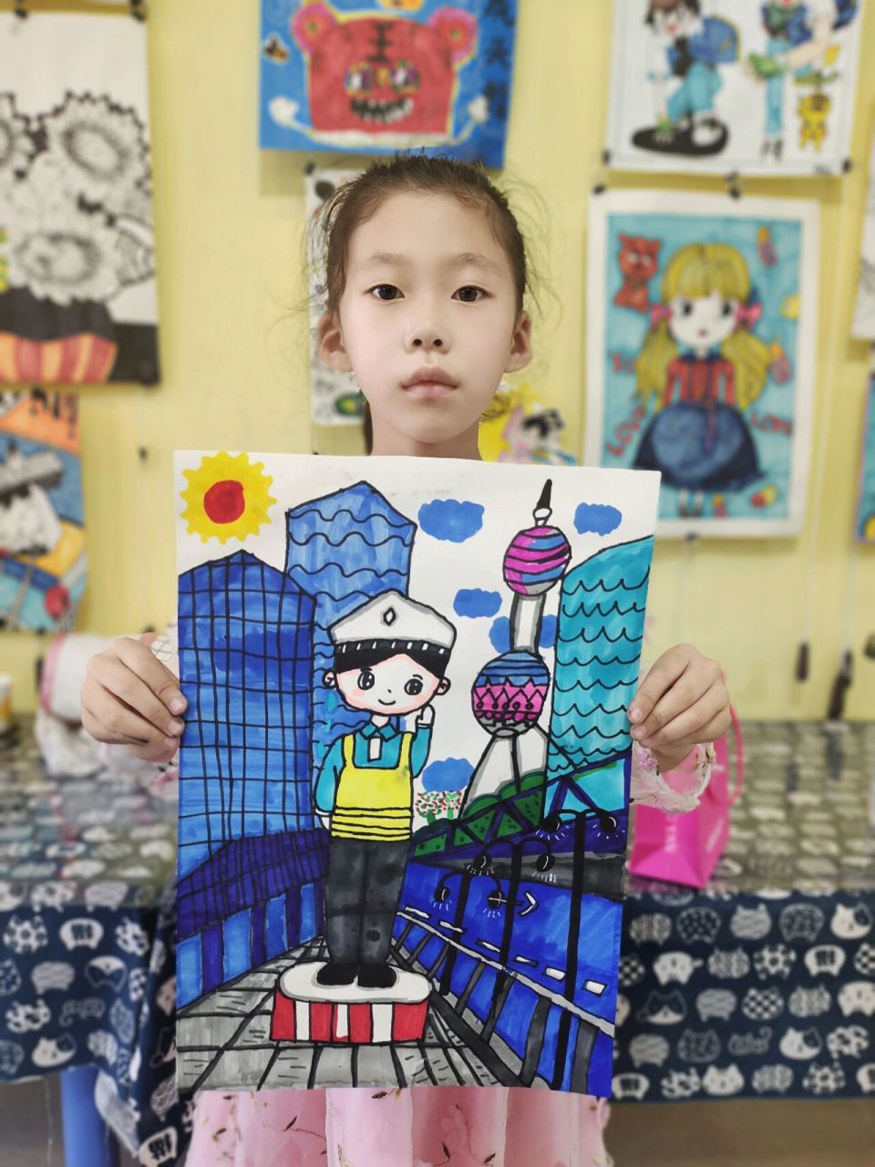 交通警察儿童画     城市交通的守护者.