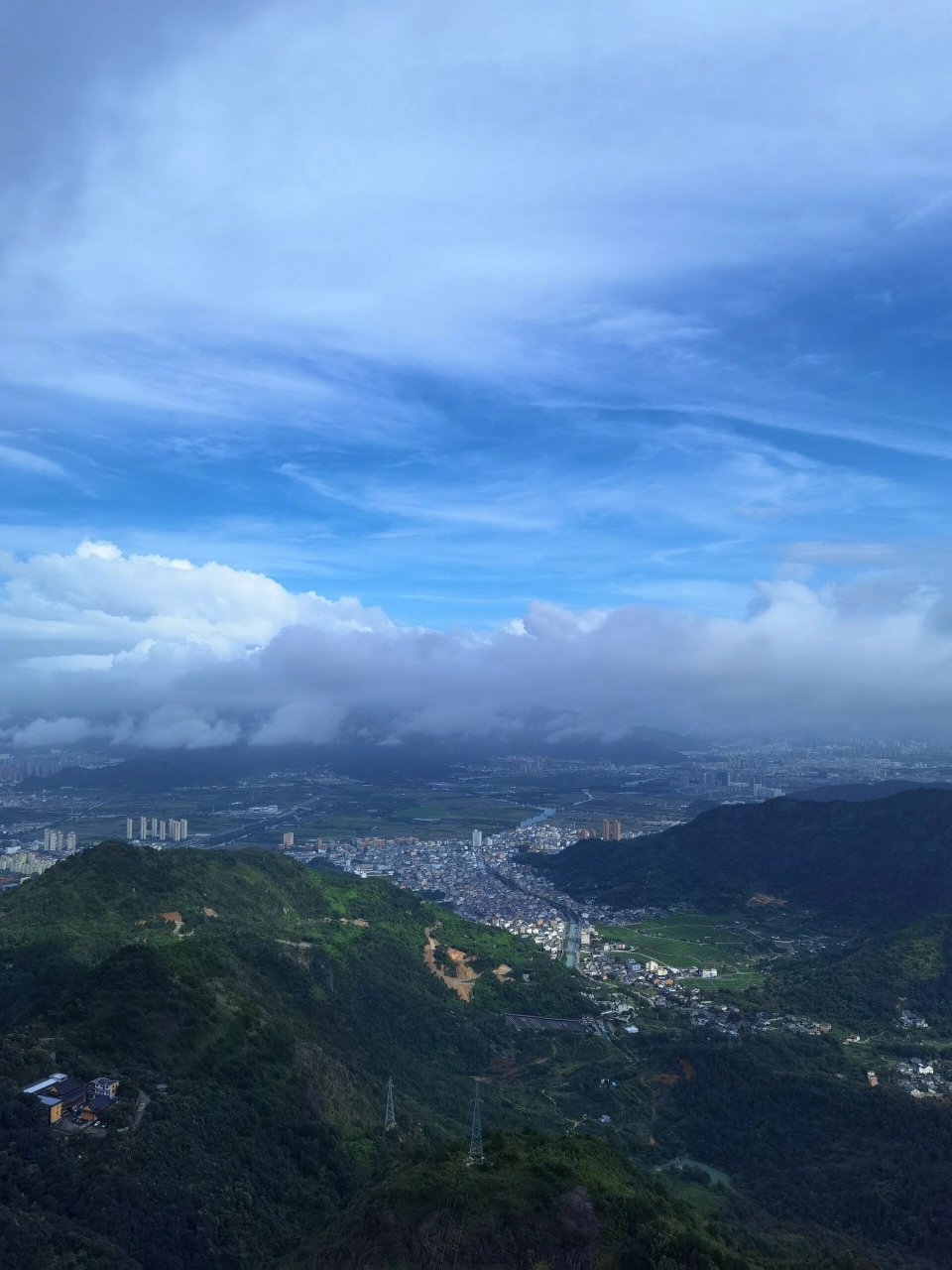 芙蓉尖 | 温州布达拉宫 导航:芙蓉尖 (瓯海丽岙) 门票:免费 路况:蜿蜒