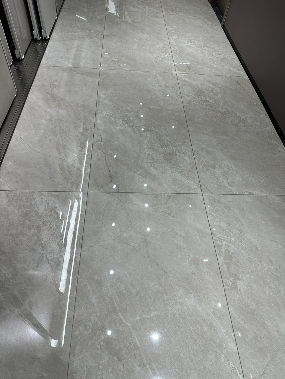 依诺瓷砖 本来选的柔光砖,最后还是放弃了.